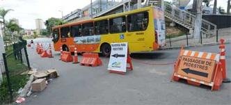 4 - Avenida Cristiano Machado com Rua Malibu, em frente ao Shopping Estação, no Bairro Vila Clóris, Região Norte de BH No meio da Avenida Cristiano Machado, estão espalhadas várias barreiras de concreto. Elas fecham os acessos antigos que existiam no local e não são mais permitidos. Na Rua Malibu, uma passagem provisória de pedestres com cones foi a solução implantada para aumentar a segurança dos transeuntes. Resposta da BHTrans: com as futuras obras de um complexo viário no cruzamento das avenidas Cristiano Machado e Vilarinho, os delimitadores serão removidos. Em breve, será realizada uma obra para abertura do canteiro central da Rua Malibu, concluindo assim a nova travessia segura para os pedestres no local.(foto: Gladyston Rodrigues/EM/D.A Press) 4 - Avenida Cristiano Machado com Rua Malibu, em frente ao Shopping Estação, no Bairro Vila Clóris, Região Norte de BH No meio da Avenida Cristiano Machado, estão espalhadas várias barreiras de concreto. Elas fecham os acessos antigos que existiam no local e não são mais permitidos. Na Rua Malibu, uma passagem provisória de pedestres com cones foi a solução implantada para aumentar a segurança dos transeuntes. Resposta da BHTrans: com as futuras obras de um complexo viário no cruzamento das avenidas Cristiano Machado e Vilarinho, os delimitadores serão removidos. Em breve, será realizada uma obra para abertura do canteiro central da Rua Malibu, concluindo assim a nova travessia segura para os pedestres no local.(foto: Gladyston Rodrigues/EM/D.A Press)