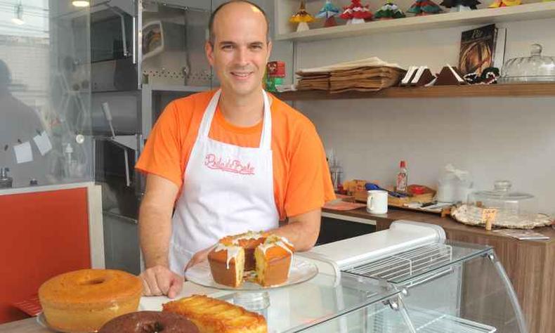Marco Tlio prepara os bolos um a um para no perder o sabor caseiro(foto: Rodrigo Clemente/EM/D.A Press)