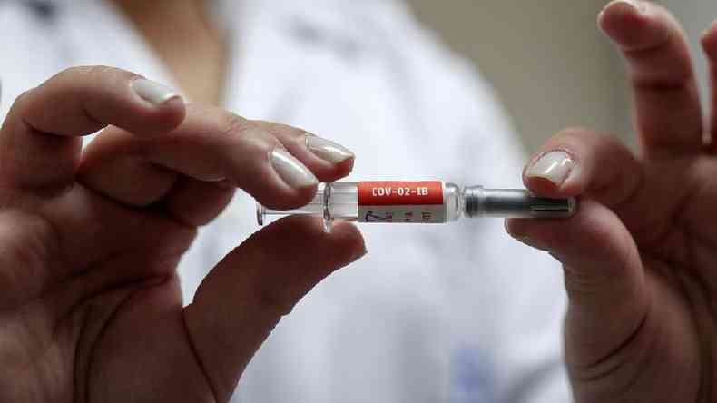 Pases como Reino Unido e EUA j deram incio  campanha de imunizao contra covid(foto: Reuters)