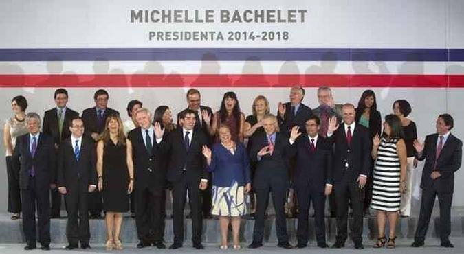 Nova Presidente do Chile, Michelle Bachelet, e sua equipe de governo(foto: CLAUDIO REYES/AFP)