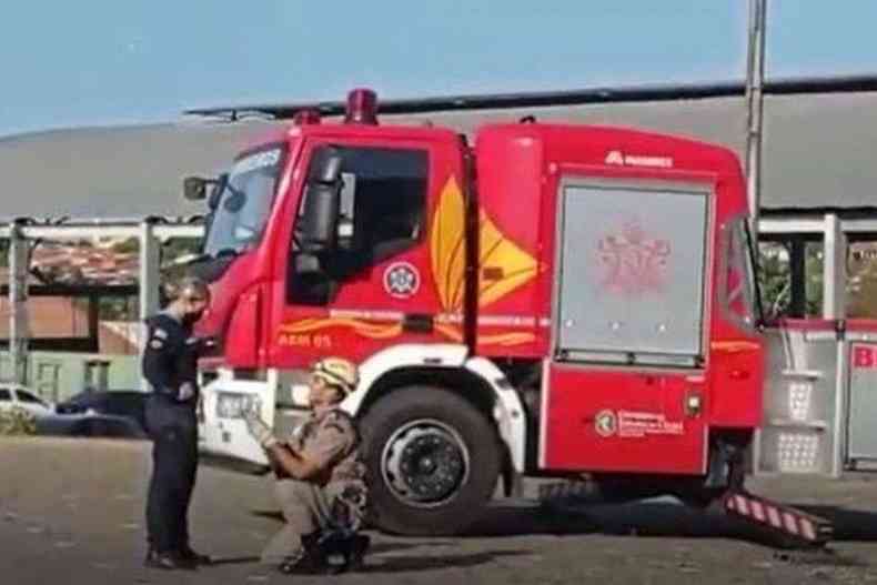 Homem esfaqueia parceiro de sinuca em bar e tem que ser contido; veja vídeo  - Nacional - Estado de Minas