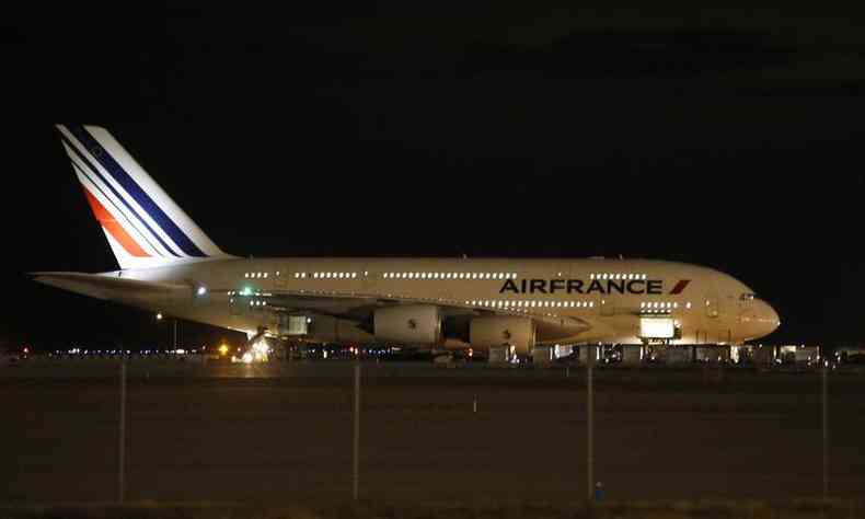 Avio da Air France em aeroporto