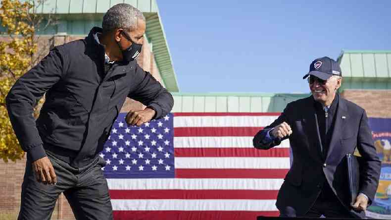 Obama disse que Joe Biden (que ele cumprimenta com o cotovelo nesta foto) tem 'todas as qualidades de que precisamos em um presidente agora'(foto: Getty Images)
