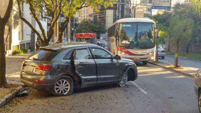 O carro ficou atravessado em uma das faixas da avenida(foto: Benny Cohen/EM/D.A.Press)