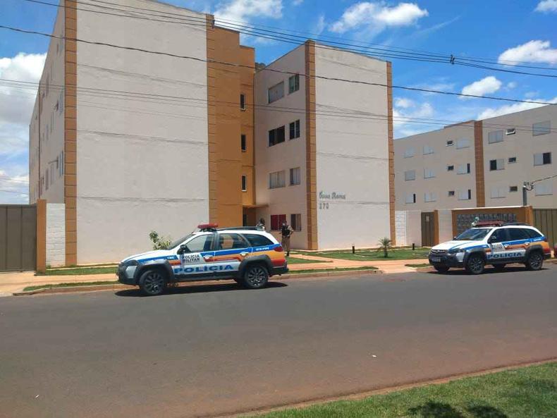 O pequeno Isaac tinha apenas 1 ano e 3 meses. Ele faleceu no prédio onde morava com a família(foto: Toninho Cury/Divulgação) viaturas da polícia em frente a prédio em que foi constatada a morte da criança