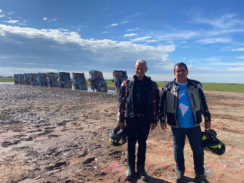 Marcelo Gayo e César Eduardo Dias Costa na Rota 66, nos Estados Unidos(foto: Acervo pessoal) Marcelo Gayo e César Eduardo Dias Costa na Rota 66, nos Estados Unidos