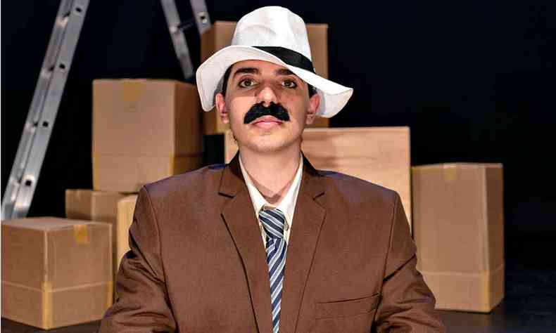 O ator Ademir Apparcio usa bigode e chapu para interpretar Santos Dumont na pea ''O sonho do Dumont-Menino''