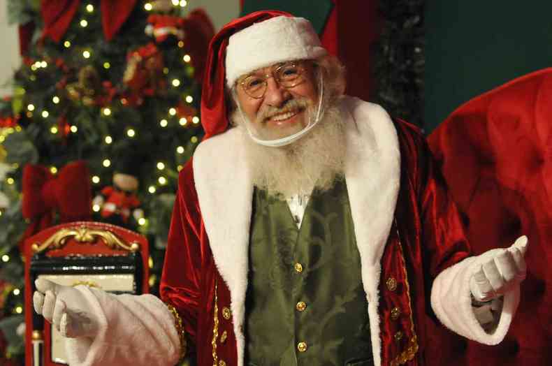 José Eustáquio Starling vestido de Papai Noel durante trabalho em um shopping do Centro de Belo Horizonte