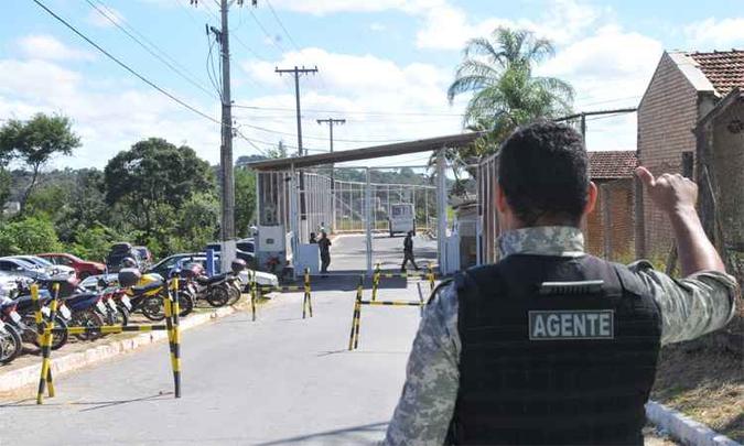 Nas outras quatro fugas desde dezembro, 25 presos escaparam da Nelson Hungria, presídio de segurança máxima em Contagem. Sete deles foram recapturados (foto: Jair Amaral/EM/DA Press) Nas outras quatro fugas desde dezembro, 25 presos escaparam da Nelson Hungria, presídio de segurança máxima em Contagem. Sete deles foram recapturados (foto: Jair Amaral/EM/DA Press)