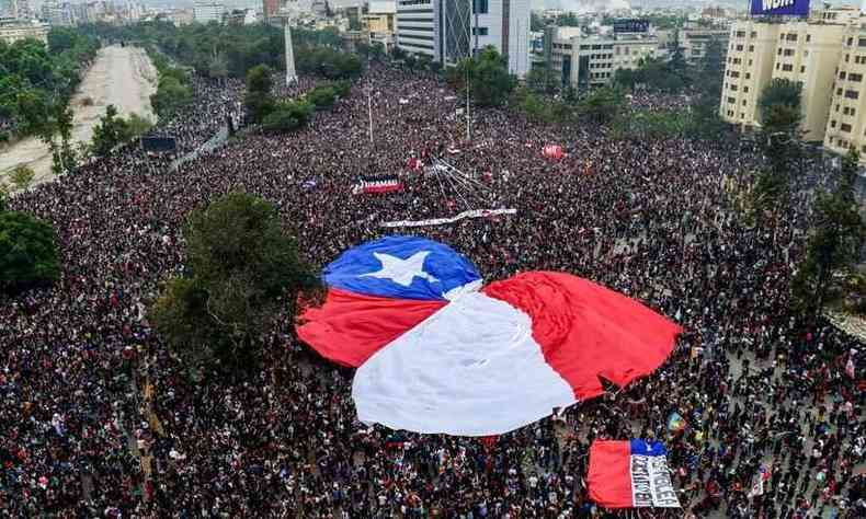 Imagem aérea de protesto no Chile, em novembro de 2019(foto: MARTIN BERNETTI / AFP)