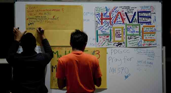Malaios fazem homenagem aos desaparecidos do voo 370 no aeroporto internacional de Kuala Lumpur(foto: MOHD RASFAN/AFP)