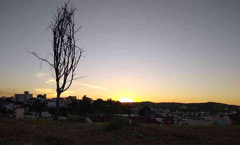 O pr do sol no primeiro dia de abril, no Bairro Gr-Duquesa, em Governador Valadares. A cidade vive dias tristes, com uma sequncia de mortes pela COVID-19 que assusta(foto: Tim Filho)