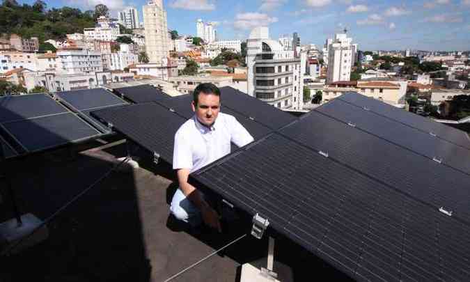 O engenheiro Luprcio de Sousa investiu R$ 20 mil no sistema que gera eletricidade para seu apartamento(foto: Edsio Ferreira/EM/D.A.Press)