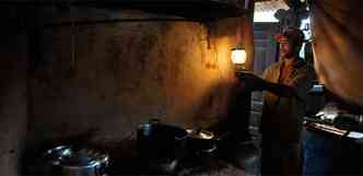 SEM LMPADAS - Ailton cozinha com lenha,  luz de lampio(foto: Alexandre Guzanshe/EM/D.A Press)