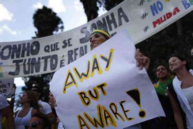 Brasileiros que vivem no Mxico seguram cartazes em manifestao de solidariedade aos protestos que vem sendo realizados em vrias cidades brasileiras(foto: REUTERS/Edgard Garrido)