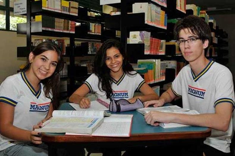 Let�cia, Izadora e Pedro Henrique, do Col�gio Magnum, comemoraram aprova��o e agora aumentam o ritmo de estudos para a prova de segunda etapa da UFMG(foto: Marcos Michelin/EM/D.A Press)