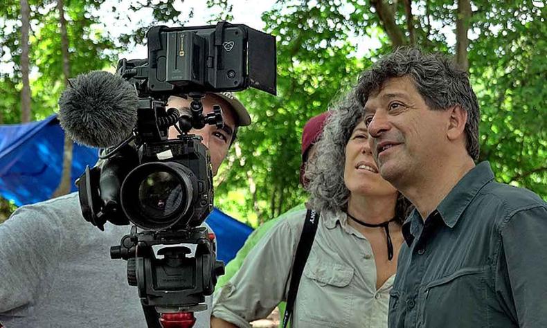 Diretora Tatiana Toffoli e antroplogo Eduardo Ges Neves em frente a cmera de filmagem, na floresta amaznica