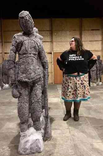 Jessica Balbino ao lado de uma escultura