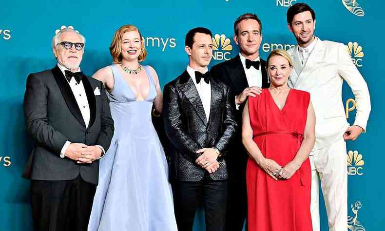 Seis integrantes da equipe da srie Succession posam para foto durante a cerimnia do prmio Emmy