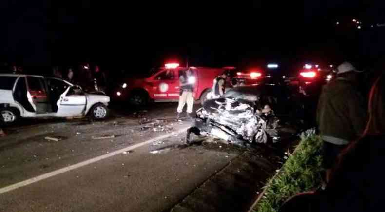 Carros ficaram destrudos no acidente(foto: Corpo de Bombeiros/Divulgao)