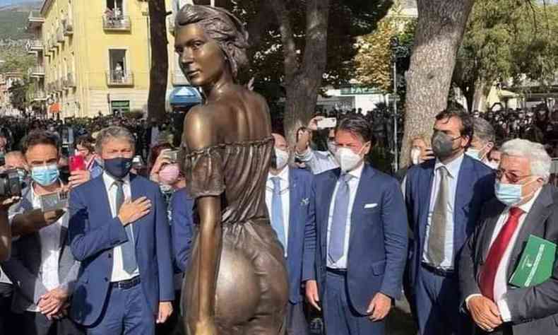 Esttua mostra mulher com vestido colado ao corpo