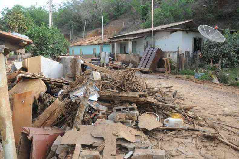 Distrito de Nicolândia foi destruído pelo temporal e cinco pessoas morreram(foto: Beto Novaes/EM/D.A Press)