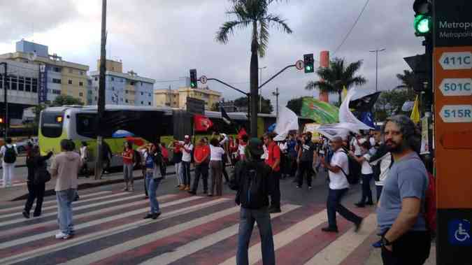 Manifestantes pr-Lula protestam em Belo Horizonte. Na foto, grupo fecha trecho da Avenida Antnio CarlosReproduo da internet/WhatsApp