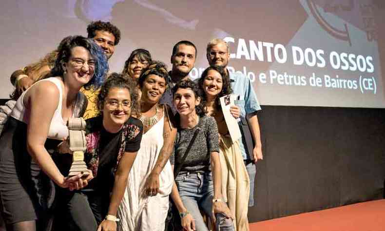 Equipe cearense do filme Canto dos ossos comemora a vitória na Mostra de Tiradentes(foto: Fotos: Leo Lara/divulgação )