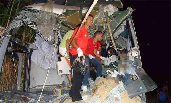 A frente do nibus totalmente destruda por causa do acidente (foto: Luz Antnio/Jornal Viso/Luz)