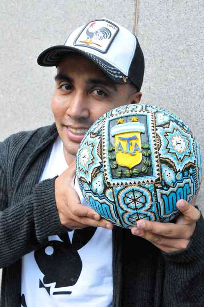 Mexicano Alan Peniche customizou uma bola com miangas para entregar a Messi, mas no conseguiu nem chegar perto do dolo(foto: Juarez Rodrigues/EM/D. A Press)