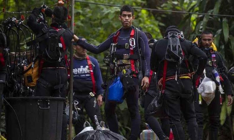 Mergulhadores tailandeses est�o preparados para o trabalho de resgate(foto: YE AUNG THU / AFP)