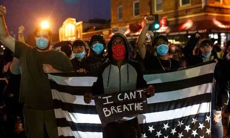 Populao foi s ruas protestar contra abordagem policial contra negros e pedindo justia(foto: Kerem Yucel/AFP)