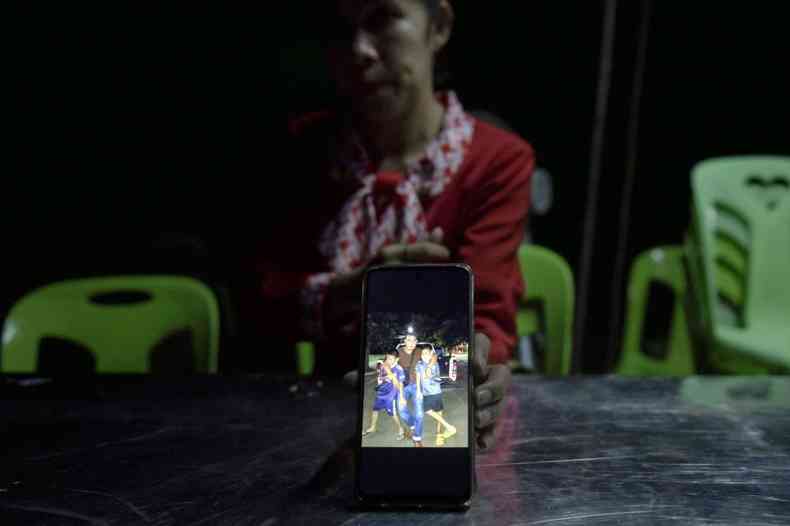 Kanyarat Suriyasri, esposa do trabalhador tailands Owat Suriyasri que est sendo mantido refm pelo grupo militante palestino Hamas em Gaza, mostra uma foto dele e de seus dois filhos