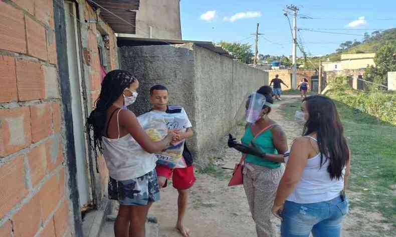 Integrantes do movimento distribuem alimentos e kits de higiene s famlias vulnerveis, alm de passar orientaes sobre preveno  COVID-19(foto: Ana Paula Azevedo/Arquivo pessoal)
