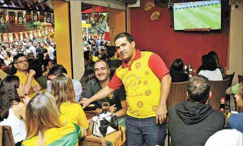 Bar cheio na estreia do Brasil no convenceu diretor do Baiana do Acaraj de que haver lucro certo(foto: Juarez Rodrigues/EM/D.A Press)