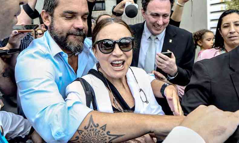 Em sua chegada a Braslia, no ltimo dia 22, para encontro com o presidente Jair Bolsonaro, Regina Duarte foi cercada por fs (foto: Gabriela Bil/Agncia Estado)