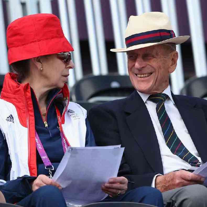 Depois de se recuperar, ele acompanhou a princesa Anne e assistiu a equipe equestre da Gr-Bretanha, que inclua sua neta Zara Phillips, durante os Jogos Olmpicos de Londres de 2012.(foto: Getty Images)