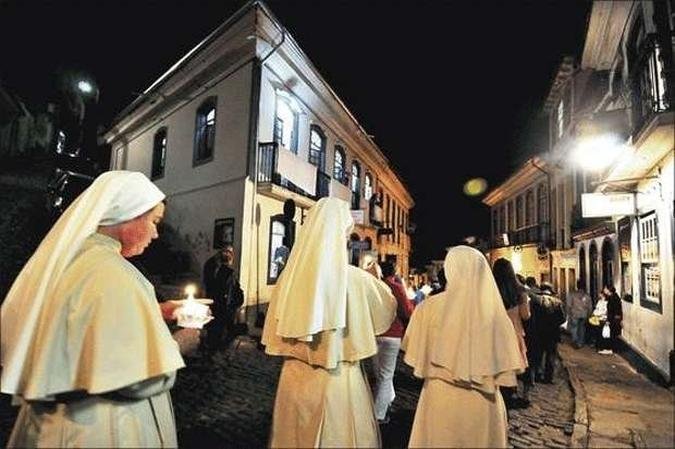 Em prociss�o, a imagem de Nossa Senhora do Pilar passou pelos casar�es antigos at� chegar � matriz(foto: ALEXANDRE GUZANSHE/EM/DAPRESS)