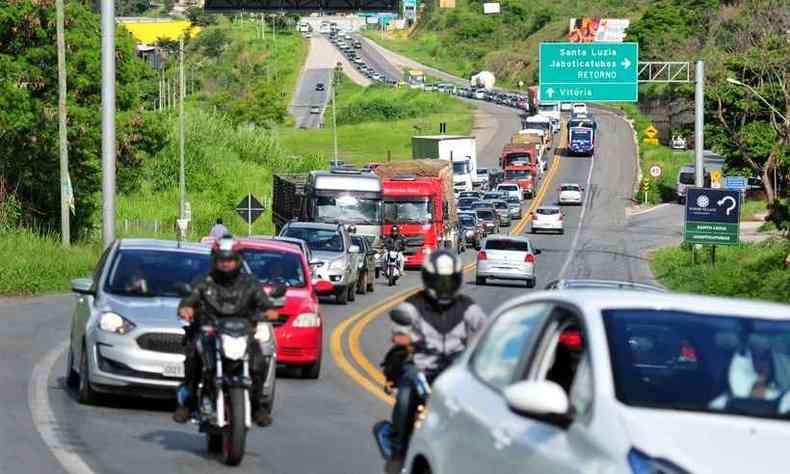 Volta para casa  com trnsito lento na BR-381 em Sabar(foto: Tlio Santos/EM/D.A Press)