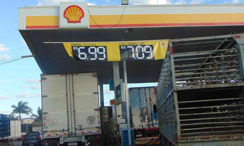 Posto de gasolina com preos do diesel  mostra