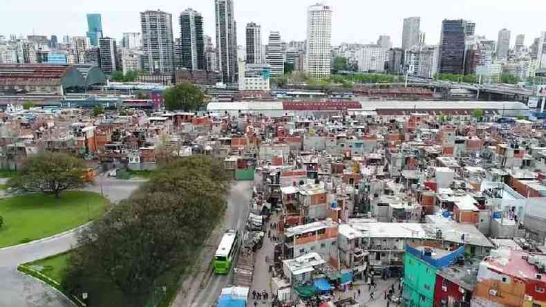 Favela Villa 31 fica entre a Recoleta e Puerto Madero, em Buenos Aires; capital argentina reflete divises culturais e sociais, diz Margulis(foto: BBC)
