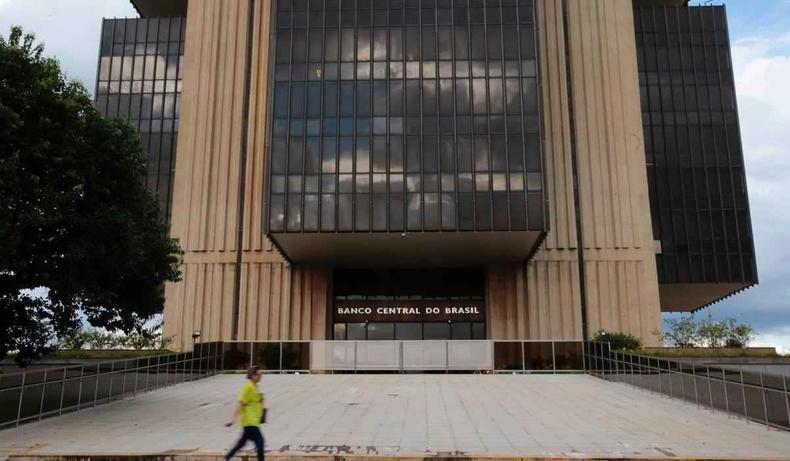O BC estima que cerca de 28 milhões de pessoas serão contempladas, distribuindo mais R$ 4 bilhões(foto: Marcello Casal Jr. / Agência Brasil) Fachada do prédio do Banco Central (BC)