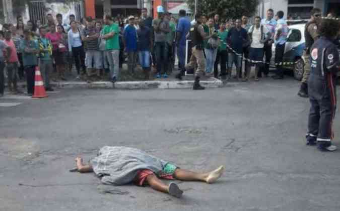 Homem foi atingido por vrios tiros quando passava pela Avenida Juscelino Kubitschek(foto: Polcia Militar / Divulgao)