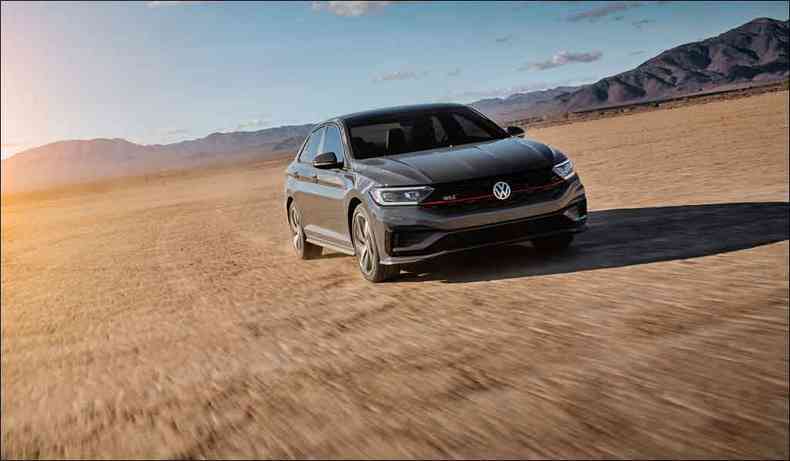 Cap musculoso, grade maior em estilo colmeia cortada por uma linha vermelha e para-choque mais agressivo do o toque esportivo no sed mdio (foto: Fotos: Volkswagen/Divulgao)