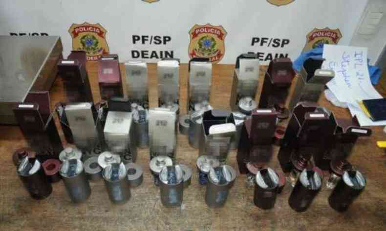 Passageiro levava mais de dois quilos de cocana em dentro de embalagens de perfumes(foto: Divulgao/Polcia Federal)