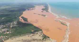 Bem alm do limite de Barra Longa previsto pela empresa, o rastro de destruio da lama de Fundo atingiu o Rio Doce e seguiu at o Atlntico (foto: Alcantara/Divulgacao )