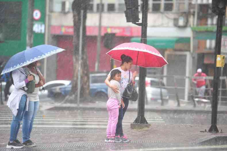 Chuva pegou de surpresa quem estava na rua 