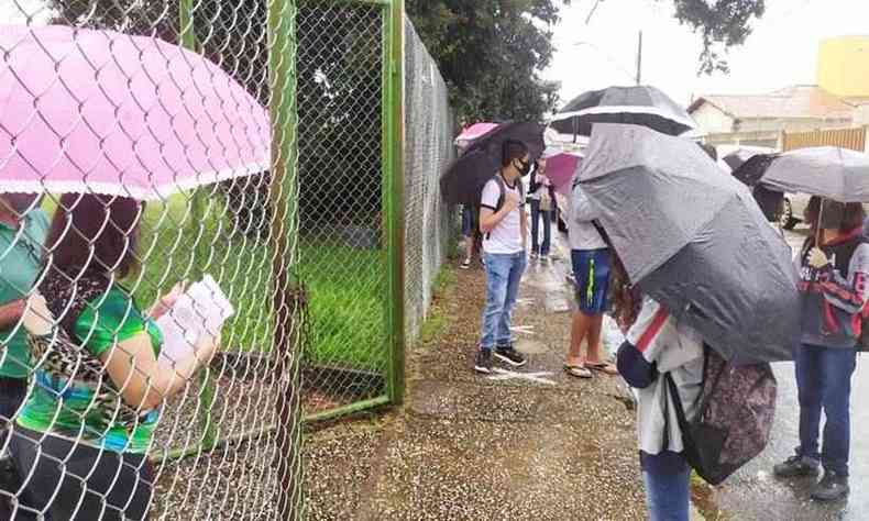 Alunos no primeiro dia de volta s aulas presenciais em Pouso Alegre, em 22 de fevereiro(foto: Terra do Mandu)