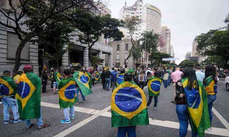 Manifestantes foram  porta da Prefeitura de Belo Horizonte na segunda-feira pedir a reabertura do comrcio na cidade(foto: Leandro Couri/EM/D.A. Press)