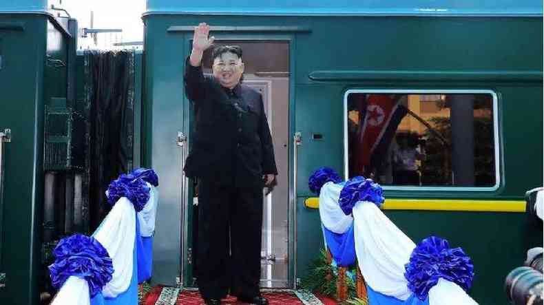 Kim Jong-un acenando antes de embarcar no trem para uma viagem, em 2019